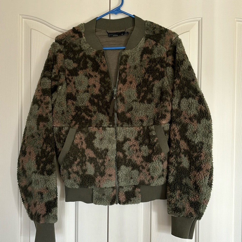 Prana women’s camo Sherpa bomber jacket size medium